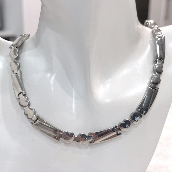 Hearts and Kisses Silver Necklace - Picture 3 of 10